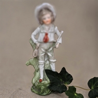 hvidt-toej-hat-brunt-slips-roede-kinder-drengebarn-gammel-porcelaensfigur